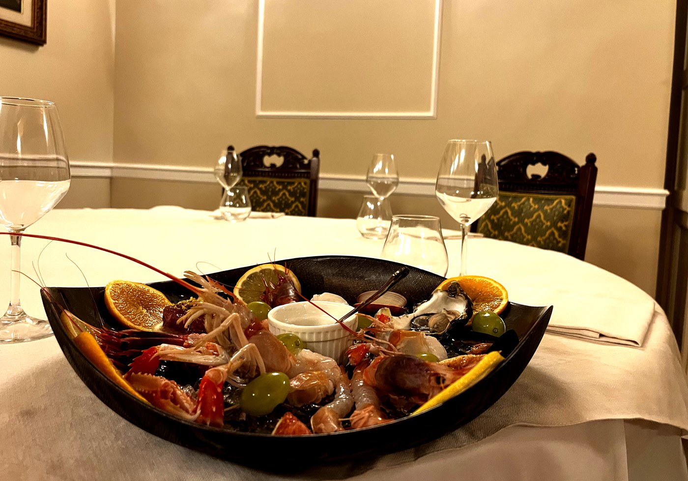 Crudité di pesce fresco – barca con gamberi, scampi, ostriche e agrumi – L'800 Locanda a Palazzo