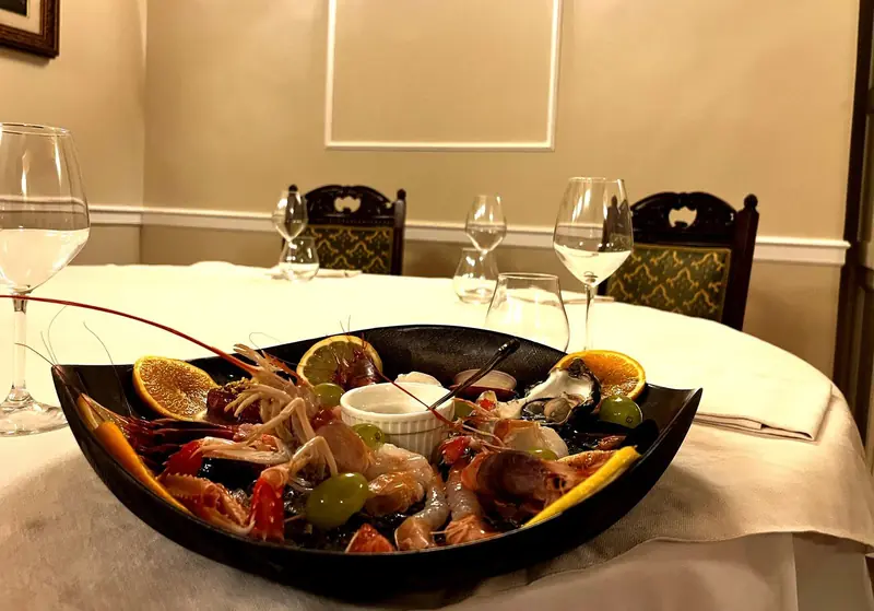 Crudité di pesce fresco – barca con gamberi, scampi, ostriche e agrumi – L'800 Locanda a Palazzo