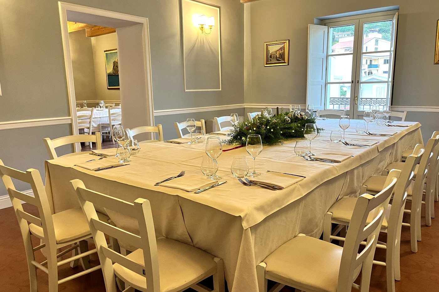 Sala interna allestita per cerimonia