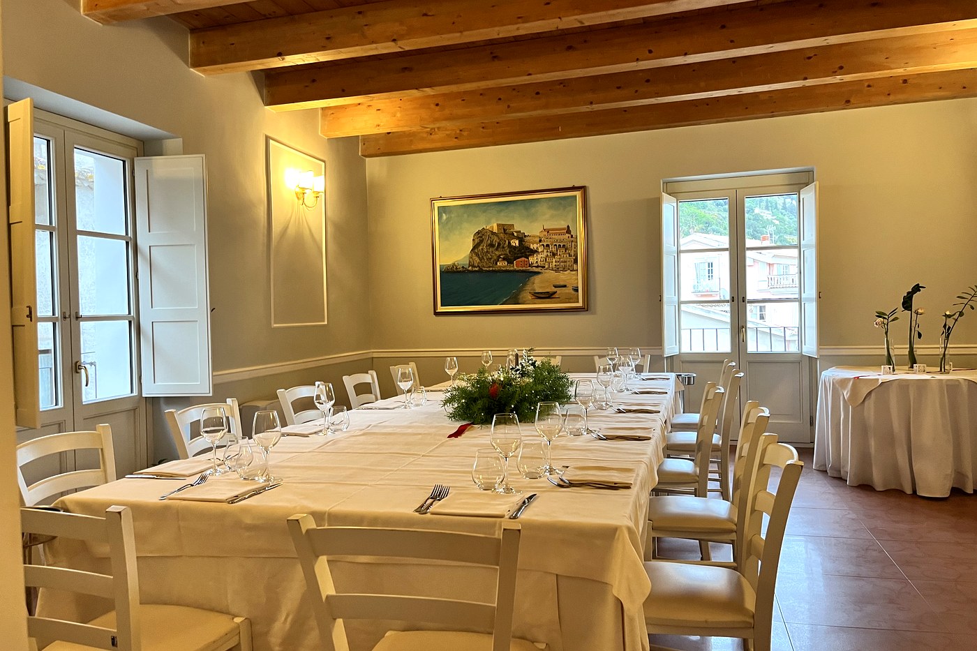 Sala del palazzo allestita per evento con tavolo imperiale