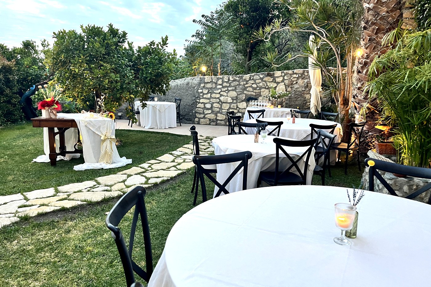 Giardino esterno allestito per matrimonio