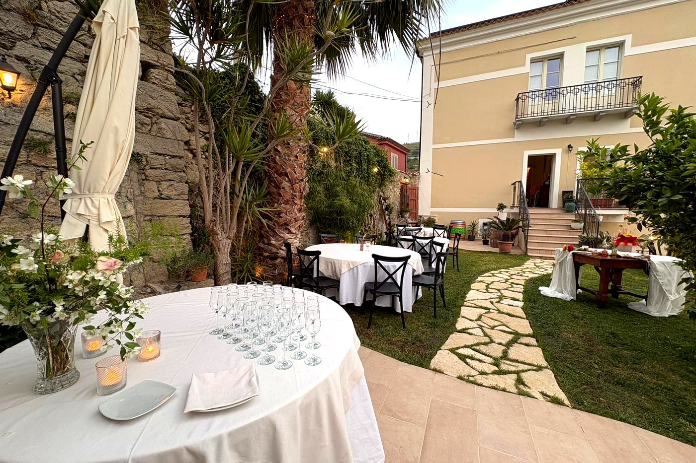 Giardino del palazzo allestito per un evento serale