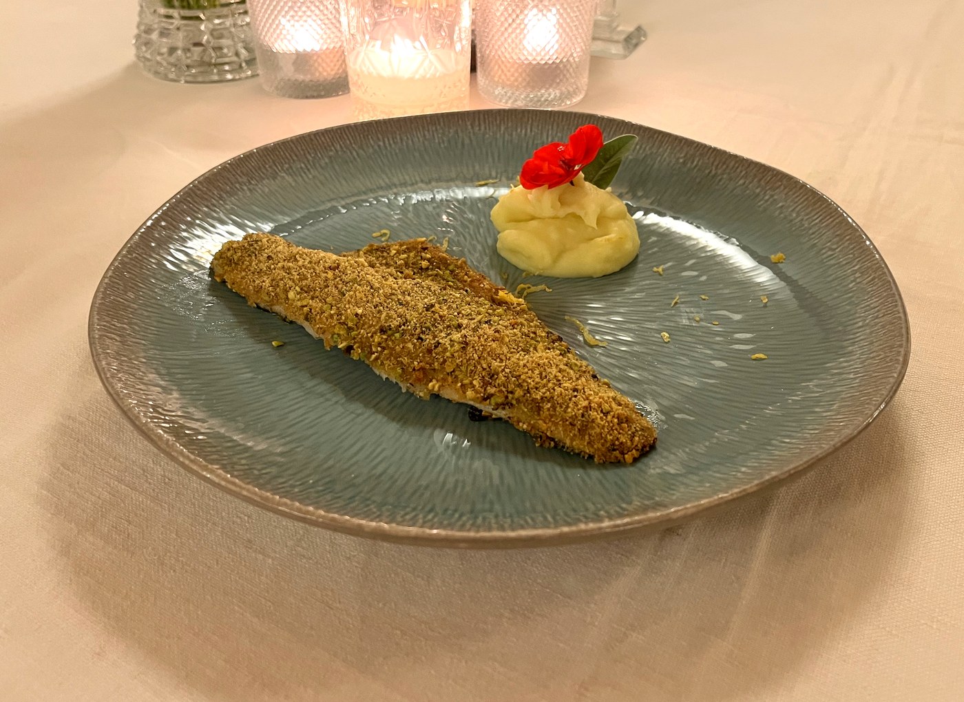 Filetto di spigola in crosta di pistacchio con crema di patate al limone – L'800 Locanda a Palazzo