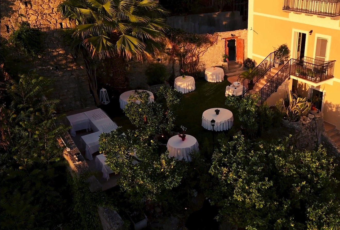 Giardino de L'800 Locanda a Palazzo allestito per un evento serale, vista drone