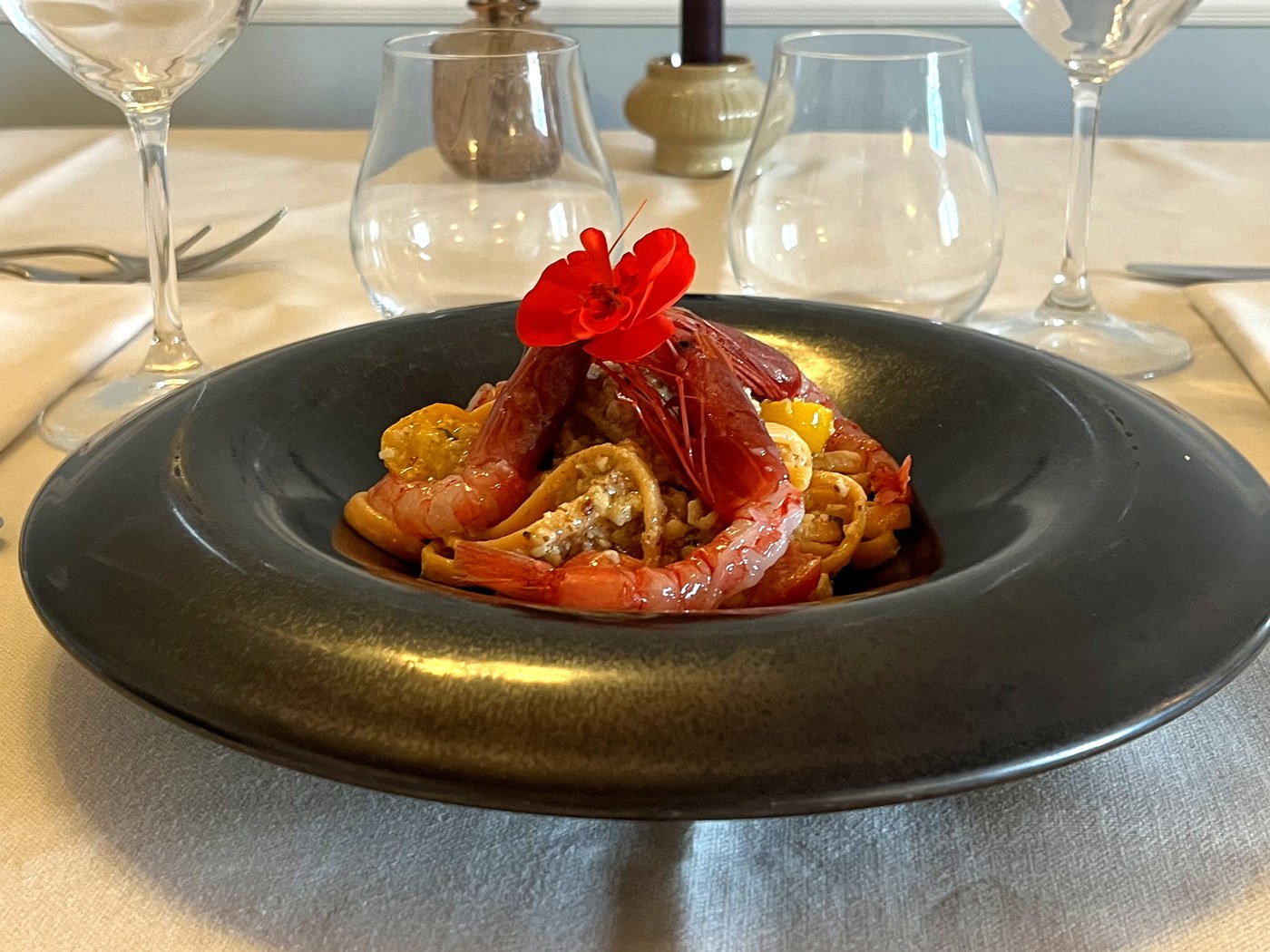 Tagliolini all'arancia con crudité di gamberi rossi – L'800 Locanda a Palazzo